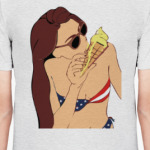 Кушает мороженное