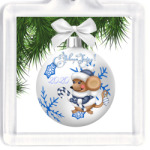 Белый шарик на ёлке с мышью