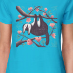 Забавный зверёк на ветвях магнолии