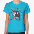 Забавный зверёк на ветвях магнолии