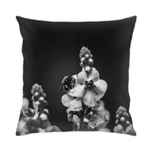 Подушка с принтом Шмель