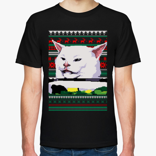 Футболка с принтом Две женщины орут на озадаченного кота за столом