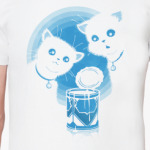 Два котенка и банка сгущенки