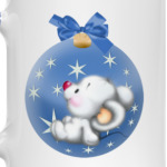 Мышка на ёлочном шарике со звездами