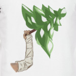 Рука в гипсе держит елку