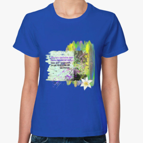 Женская футболка с принтом Стена. Кирпичи. Трава. Цветок. Лилия.