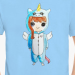 Девочка в костюме единорога