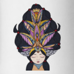 Девушка с темными волосами и массивным украшением